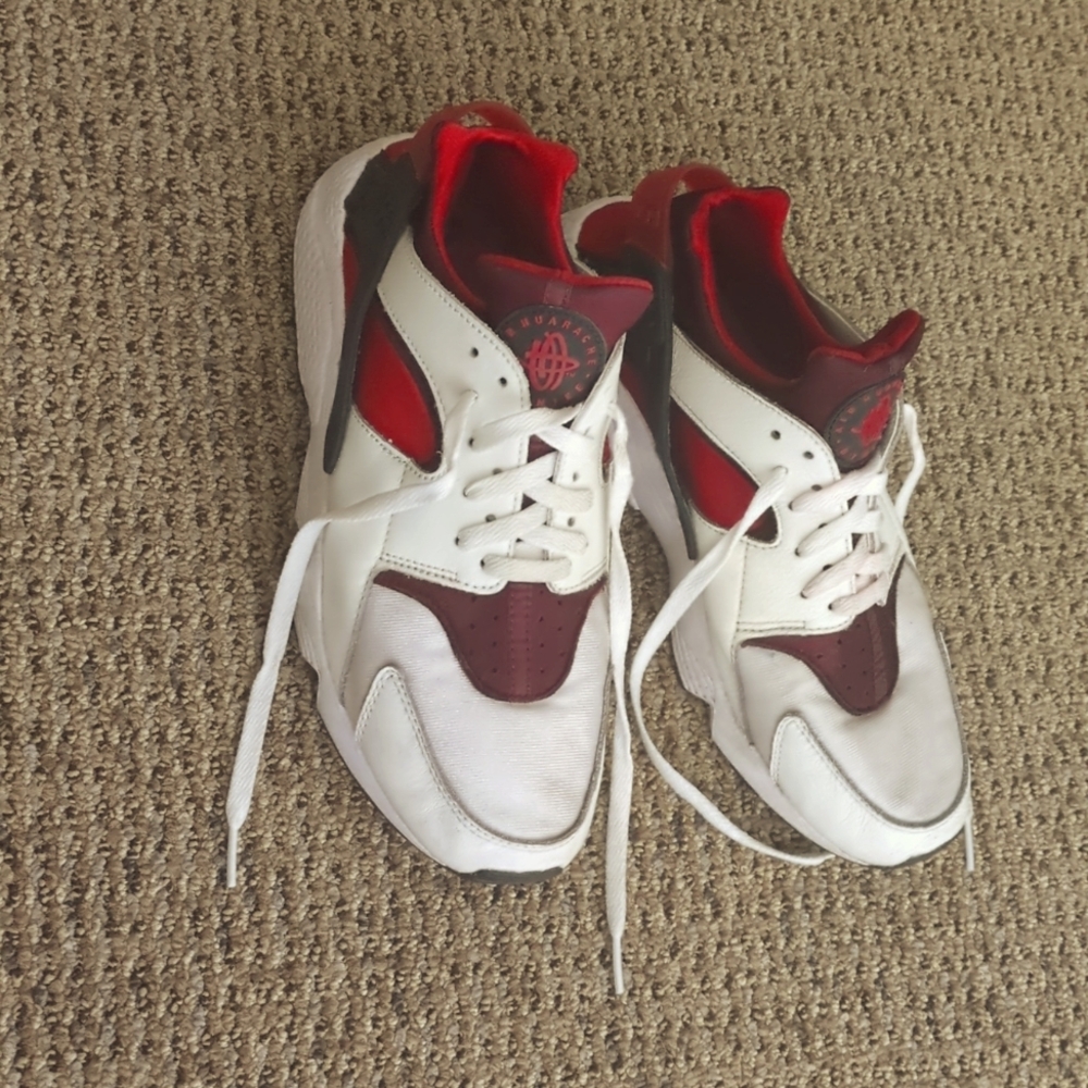 NIKE | RUNNING SHOES | AIR HUARACHES | WHITE AND RED
